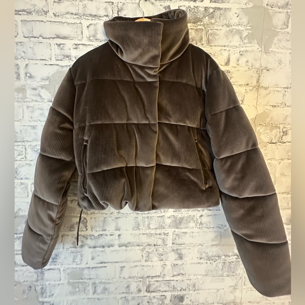 ALO Yoga Gold Rush Ribbed Velour Puffer Coat | Machiatto Brown - Picture 3 of 10